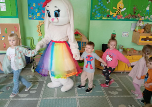 Dzieci tańczą z zajączkiem