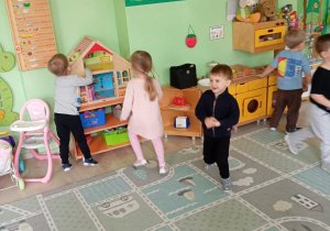 Dzieci szukają ukrytych słodkości