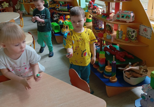 Chłopiec w żółtej koszulce odnalazł ukrytą słodkość