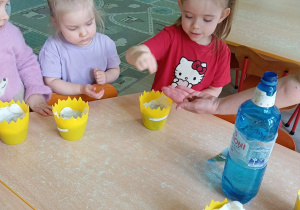 Dziewczynki sieja rzeżuchę