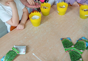 Dziewczynki sieją ziarenka