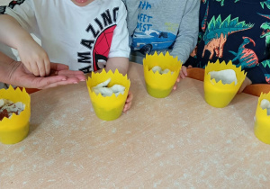 Chłopiec w białej koszulce sieje nasionka