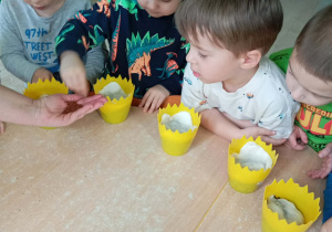 Chłopcy sieją rzeżuchę