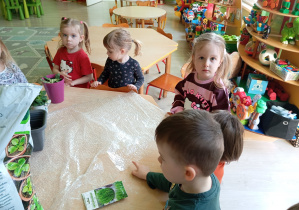 Chłopcy sieją ziarna