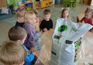 Dzieci przygotowują się do siewu