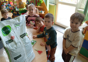 Dzieci przygotowują się do siewu