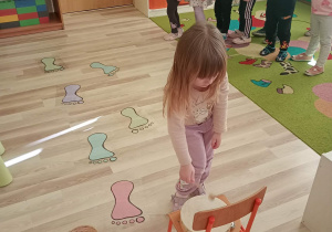 Dzieci uczestniczą w zabawie ruchowej.