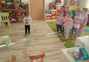 Dzieci uczestniczą w zabawie ruchowej.