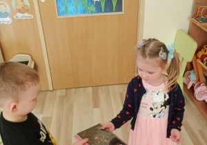 Chłopiec wręcza upominek koleżance.