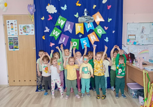 Dzieci śpiewają wiosenne piosenki dla swoich przedszkolnych kolegów.