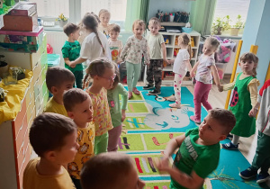 Dzieci uczestniczą w wesołych pląsach przy wesołej muzyce.