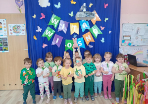 Dzieci śpiewają wiosenne piosenki dla swoich przedszkolnych kolegów.