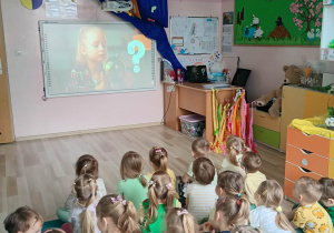 Dzieci odpowiadają na zagadki o wiośnie.