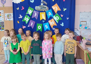 Dzieci śpiewają wiosenne piosenki dla swoich przedszkolnych kolegów.