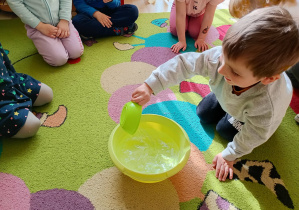 Dzieci eksperymentują z wodą.