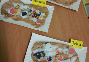 Prace dzieci pięknie prezentują się na wystawie w szatni przedszkola.