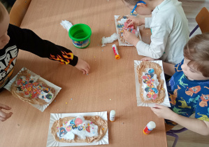 Dzieci dekorują własne gofry według swojego pomysłu.