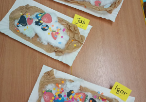 Prace dzieci pięknie prezentują się na wystawie w szatni przedszkola.