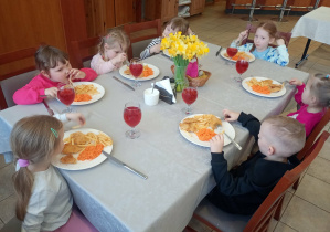 Dzieci jedzą obiad w restauracji.