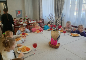 Dzieci jedzą obiad w restauracji.