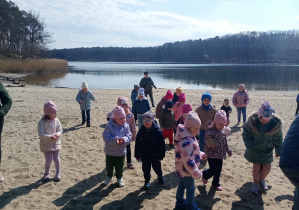 Dzieci korzystają z pięknej pogody i dotleniają się na miejscowej plaży.