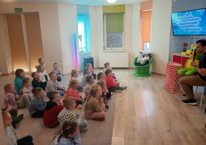 Dzieci uczestniczą w warsztatach z szycia maskotek.