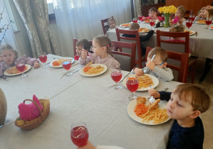 Dzieci jedzą obiad w restauracji.