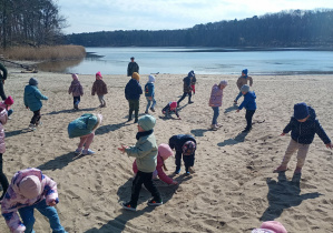 Dzieci korzystają z pięknej pogody i dotleniają się na miejscowej plaży.