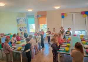 Dzieci uczestniczą w warsztatach z szycia maskotek.
