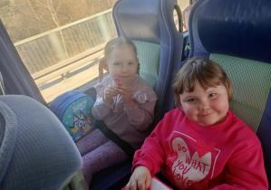 Dzieci wesoło pozują do zdjęcia w autokarze.