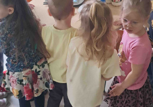 Dzieci przyglądają się robotowi w którym powstanie ciasto na gofry