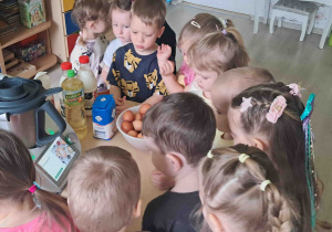 Dzieci wspólnie z nauczycielem zapoznają się z przepisem i potrzebnymi składnikami