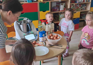 Dzieci wspólnie z nauczycielem zapoznają się z przepisem i potrzebnymi składnikami