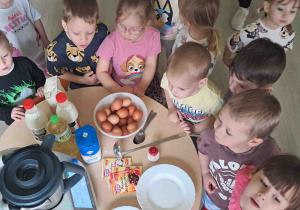 Dzieci wspólnie z nauczycielem zapoznają się z przepisem i potrzebnymi składnikami