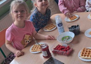 Dzieci przy stoliku przyrządzały gofry według własnego uznania