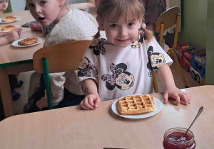 Dzieci przy stoliku przyrządzały gofry według własnego uznania