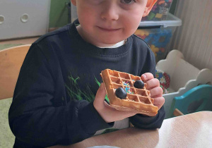 Dzieci smakują gofry