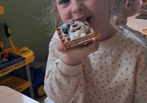 Dzieci smakują gofry