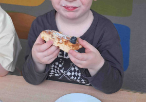 Dzieci smakują gofry