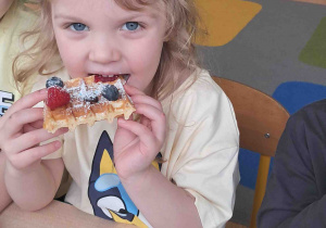 Dzieci smakują gofry