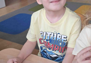 Dzieci smakują gofry