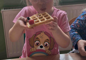 Dzieci smakują gofry