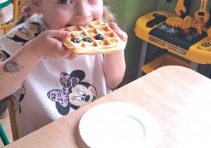 Dzieci smakują gofry