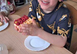 Dzieci smakują gofry