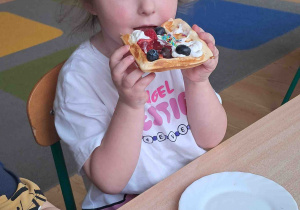 Dzieci smakują gofry