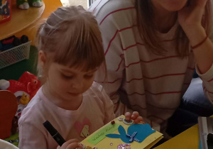 Wspólne tworzenie kartek Wielkanocnych