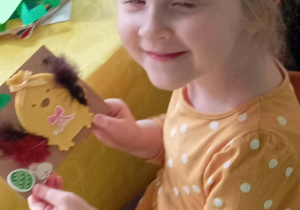 Dziewczynka prezentuje swoją kartkę wielkanocną