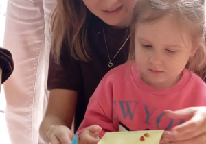 Dziewczynka prezentuje swoją kartkę wielkanocną