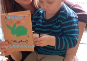 Chłopiec prezentuje swoją kartkę wielkanocną