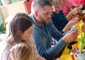 Wspólne tworzenie kartek Wielkanocnych